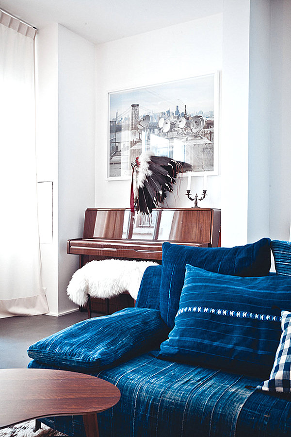 wohnzimmer einrichten sofa gemälde klavier wand deko