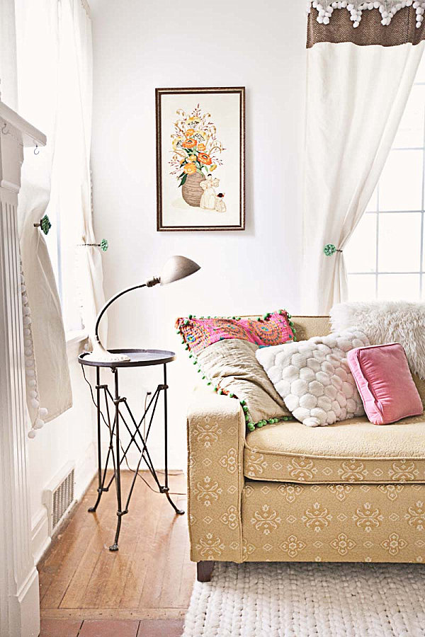 wohnzimmer einrichten tisch sofa pastelfarben farbig wand deko