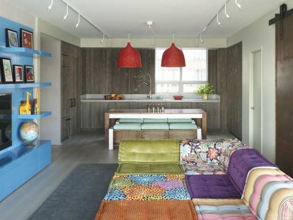 wohnzimmer ideen patchwork sofa und türkise wohnwand