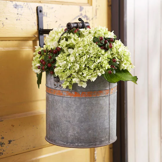 wunderschöne herbstdekoration hängender pflanzenbehälter mit hortensien und beeren
