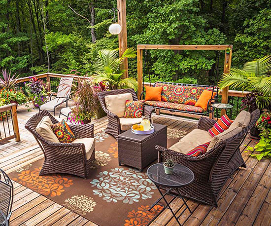 wunderschöne veranda inspirationen brauner teppich mit floralen mustern
