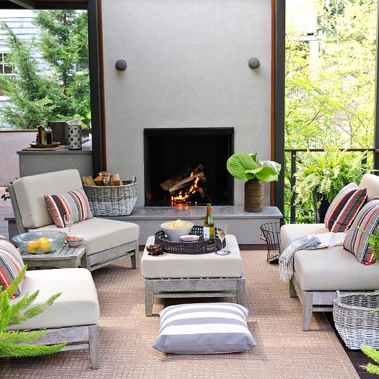 wunderschöne veranda inspirationen minimalistischer kamin geflochtene körbe