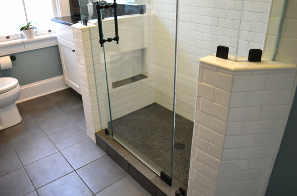 Wohnideen fürs Badzubehör und Badeinrichtung, die den Raum vergrößern