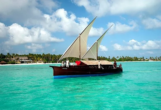 Beach Resort auf den Malediven klares wasser boot