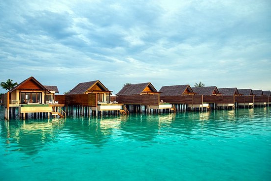 Beach Resort auf den Malediven klares wasser pfahlhütte himmel