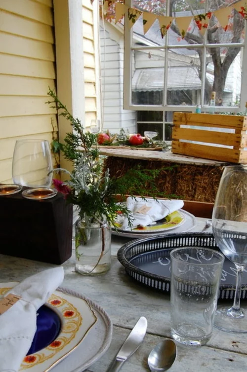 Coole Tischdeko für Weihnachten kerzen veranda fenster holz