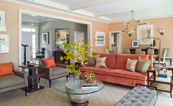 Das Interieur mit Farben bedecken pfirsich sofas couchtisch