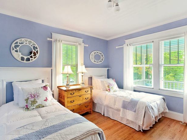 Das Schlafzimmer günstig einrichten blau wandgestaltung einzelbetten