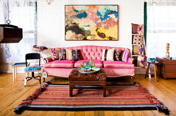 Eklektische Inneneinrichtung wohnzimmer rosa sofa ottoman gemälde