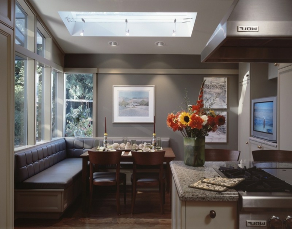 Gemütliche Wohnfläche in der Küche grau farbschema wandgestaltung