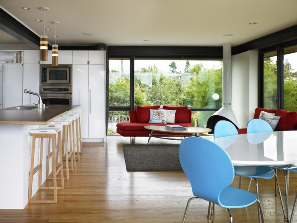 Wohnzimmer und Küche in einem Raum kombiniert sessel blau  esstisch