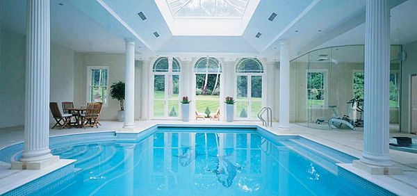 Ideen für großartiges Hallenbad schwimmbecken säulen klassisch