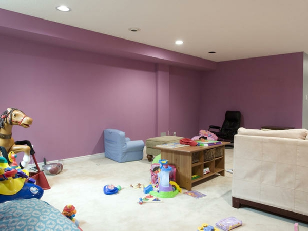 Keller einrichten und renovieren kinderzimmer lila wände sofas möbel