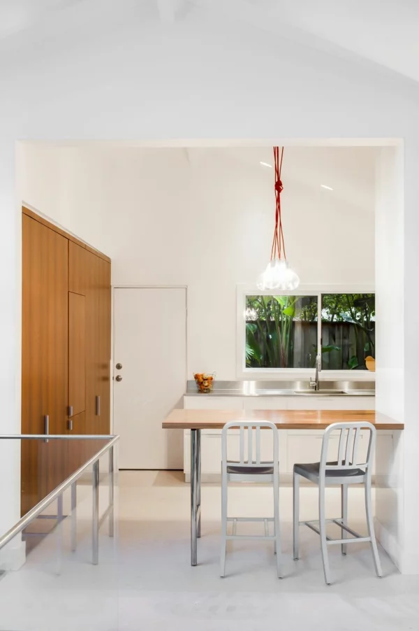 Kleine Küche mit eingebautem Homeoffice designer beleuchtung