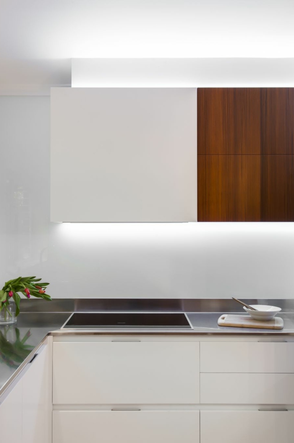 Kleine Küche mit eingebautem Homeoffice und versteckter Waschküche