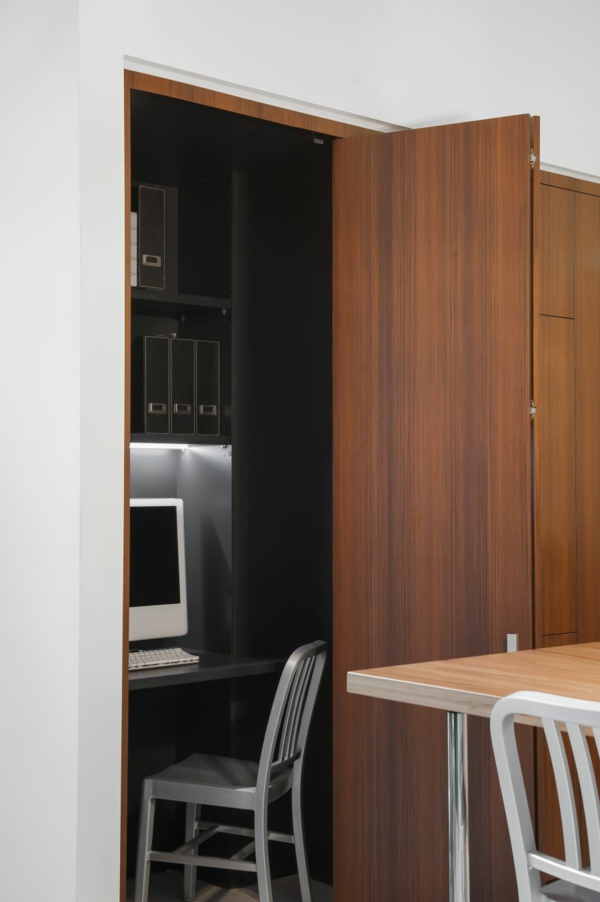 Kleine Küche mit eingebautem Homeoffice und versteckter Waschküche