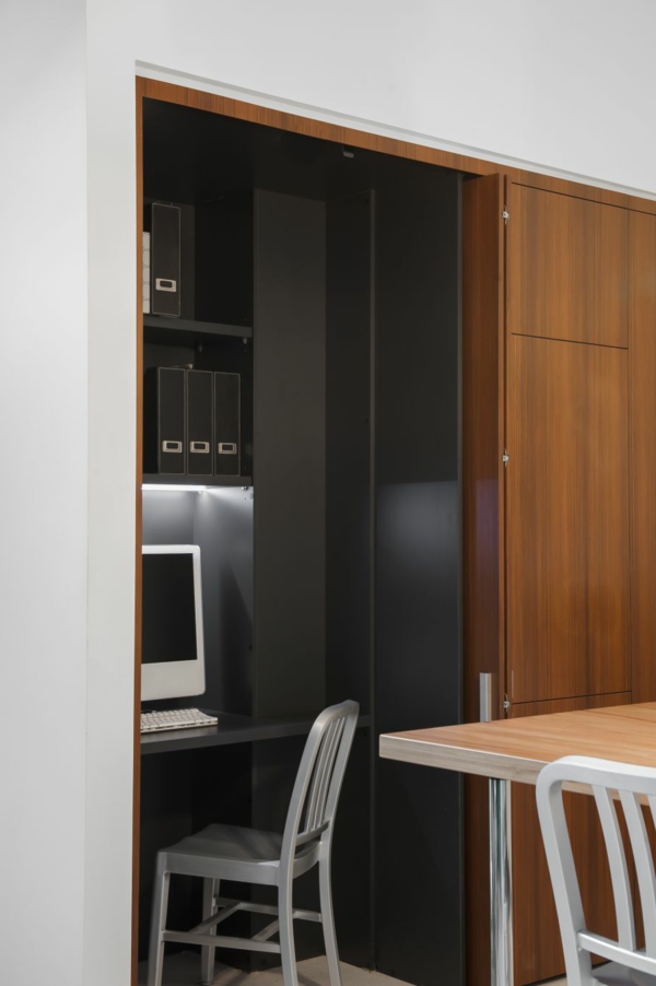 Kleine Küche mit eingebautem Homeoffice und versteckter Waschküche