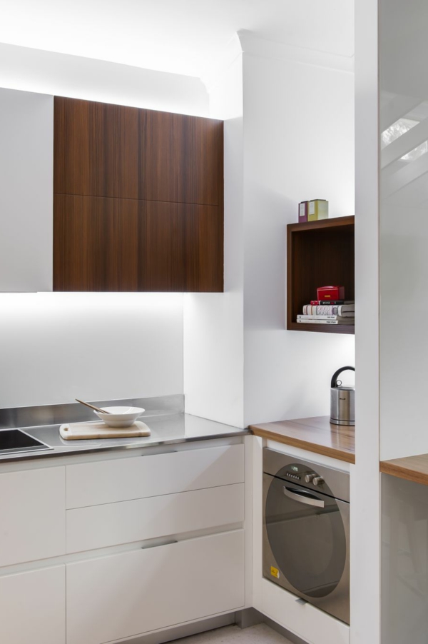 Kleine Küche mit eingebautem Homeoffice und versteckter Waschküche