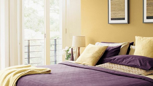 Wandgestaltung kontrastwand schlafzimmer akzentwand gelb lila