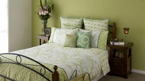 Kühne Wandgestaltung kontrastwand schlafzimmer grün bettwäsche