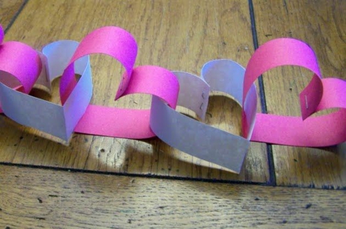 Leichte DIY Party Dekoration aus Papier herzen lila rosa