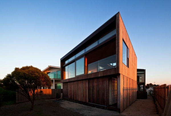 Moderne Residenz mit Innendesign aus Holz außenbereich