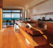 Moderne Residenz mit Innendesign aus Holz bietet einladende Üppigkeit