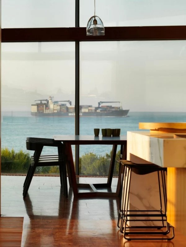 Moderne Residenz mit Innendesign aus Holz ozeanblick küche