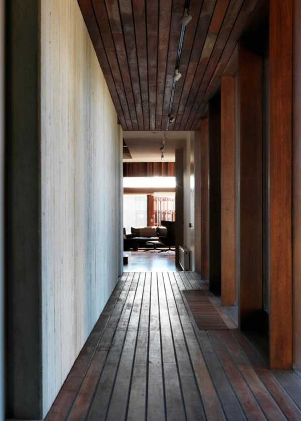 Moderne Residenz mit Innendesign aus Holz tageslicht flur