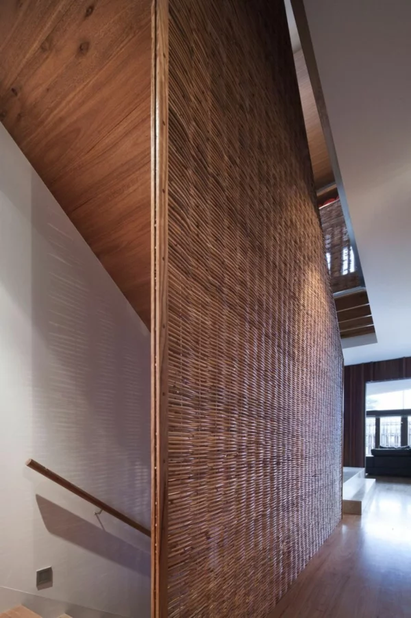 Moderne Residenz mit Innendesign aus Holz weiden trennwand