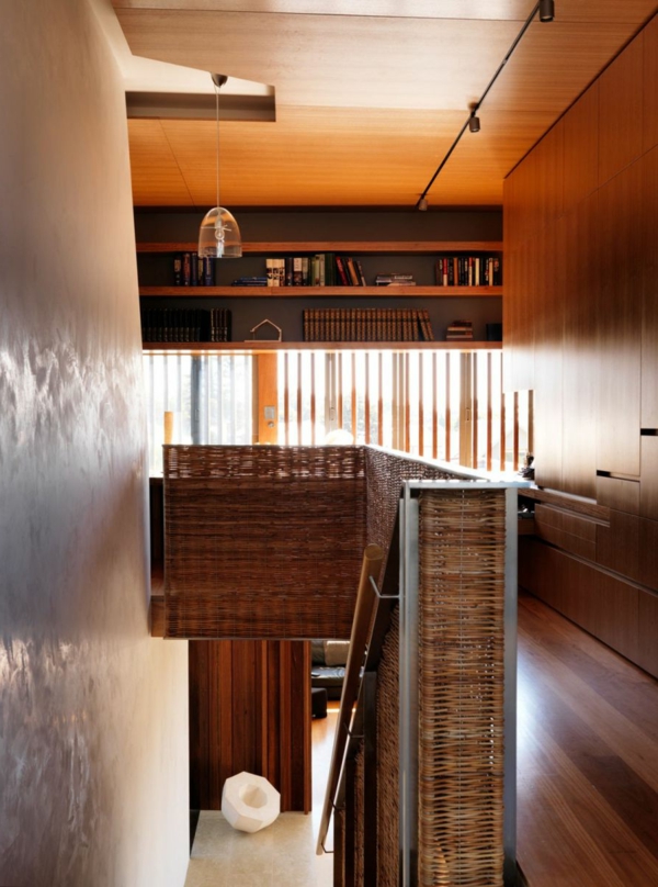 Moderne Residenz mit Innendesign aus Holz weiden treppe