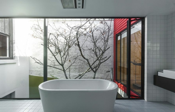 Modernes japanisches Einfamilienhaus badezimmer aussicht weiß design