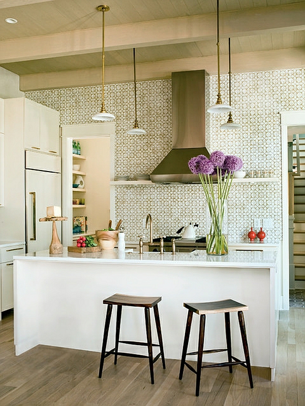 Tropische Inneneinrichtung küche arbeitsfläche kücheninsel hängelampen lila blumen