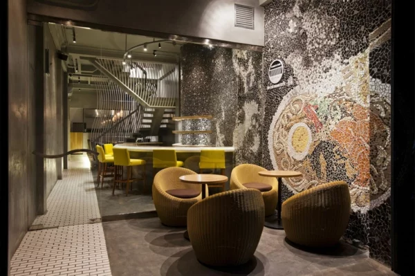 Wandgestaltung mit Mosaikfliesen im Nudel Restaurant modern interessant