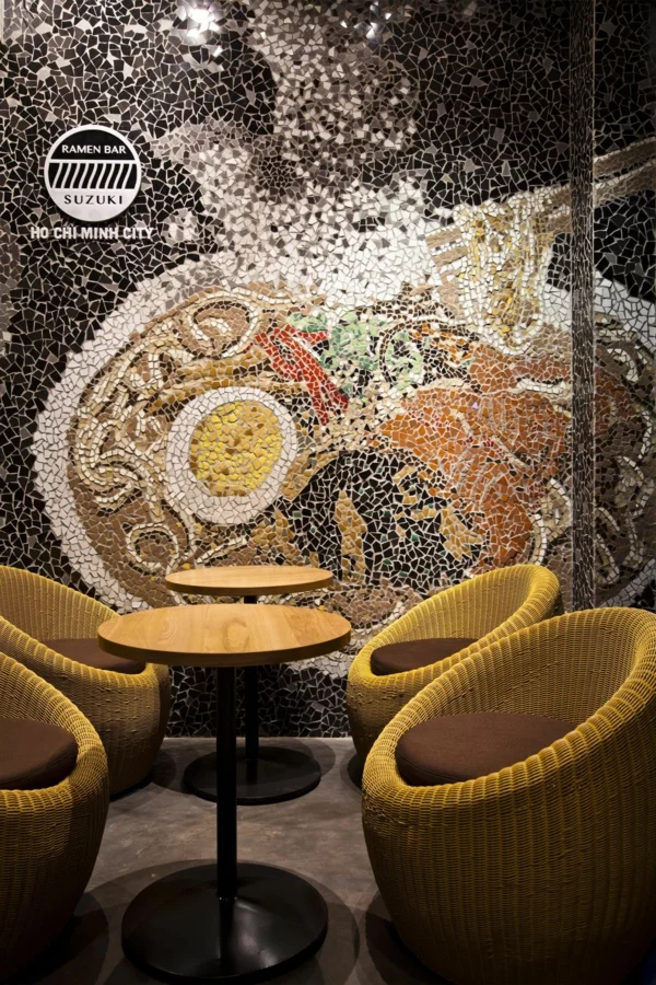 Wandgestaltung mit Mosaikfliesen im Nudel Restaurant