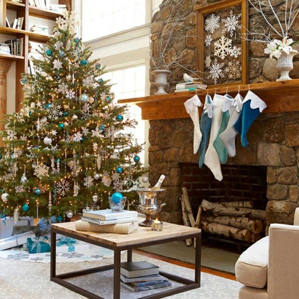 Weihnachtsdekoration für künstlichen Weihnachtsbaum ziegel wand