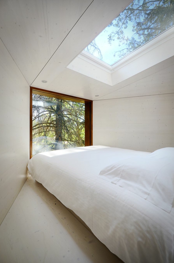 Zwei schlangenartige Hütten im Wald dachfenster schlafzimmer