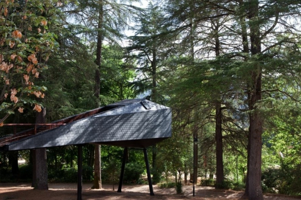 baumhaus schlangenartige Hütten im Wald elegant außenbereich