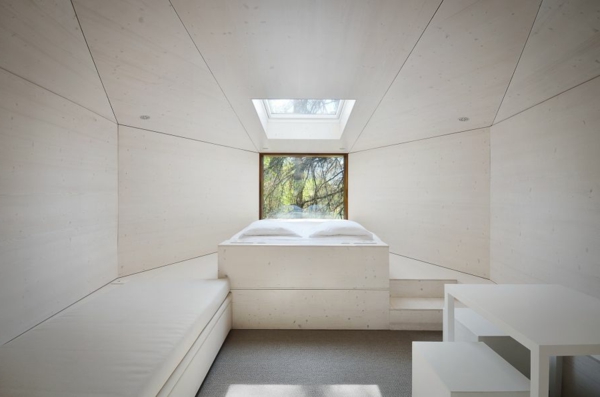 Zwei schlangenartigen Hütten im Wald minimalistisch weiß schlafzimmer