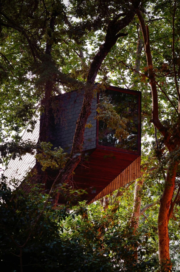 baumhaus schlangenartige Hütten im Wald resort spa ort