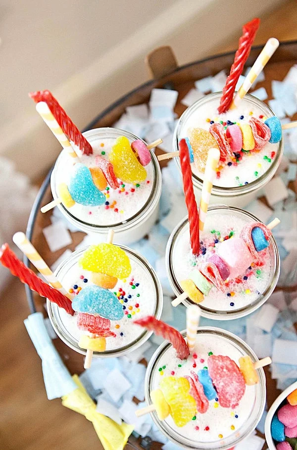 coole inneneinrichtung in bunten farben candy bonbons vanilla milkshake