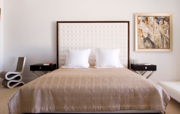designer stühle großes doppelbett mit weißem-kopfteil aus leder