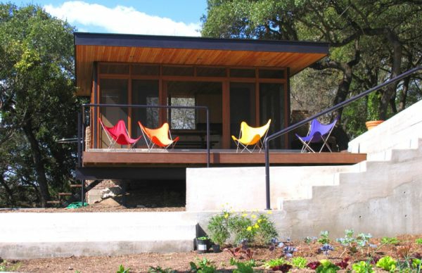 designklassiker klappstühle bunt auf der veranda