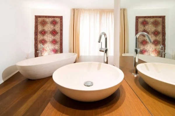 exklusive luxus villa ethno wanddekoration und freistehende badewanne