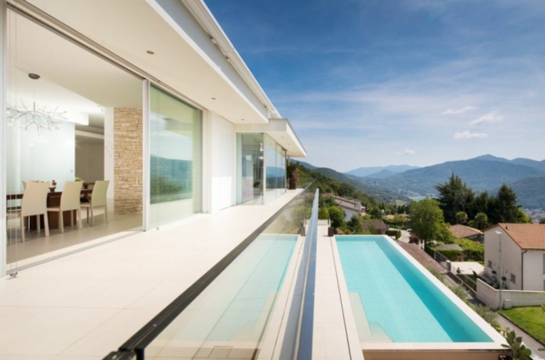 exklusive luxus villa lange veranda und glasgeländer