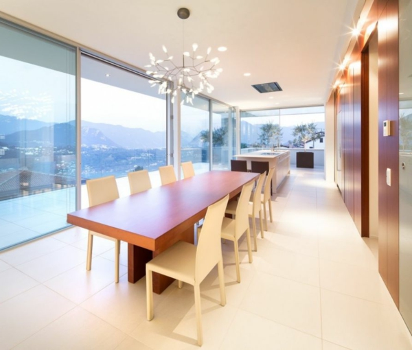 exklusive luxus villa langer esstisch und schlichte stühle
