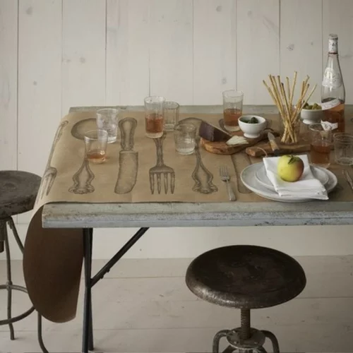 festliches essen rustikaler tisch mit hockern im industrielen stil