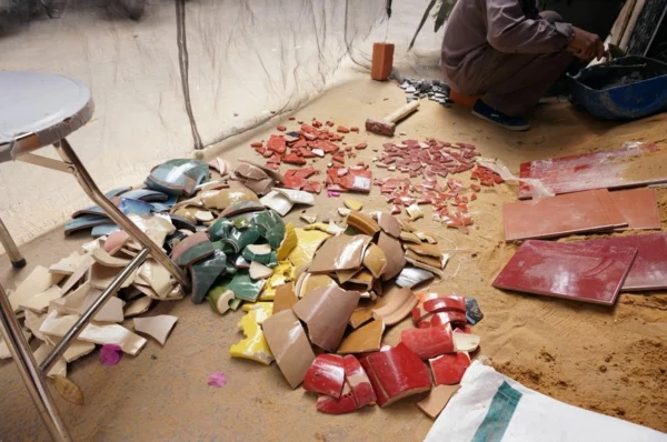 gebrochene keramisch tassen teller bunt mosaik wand
