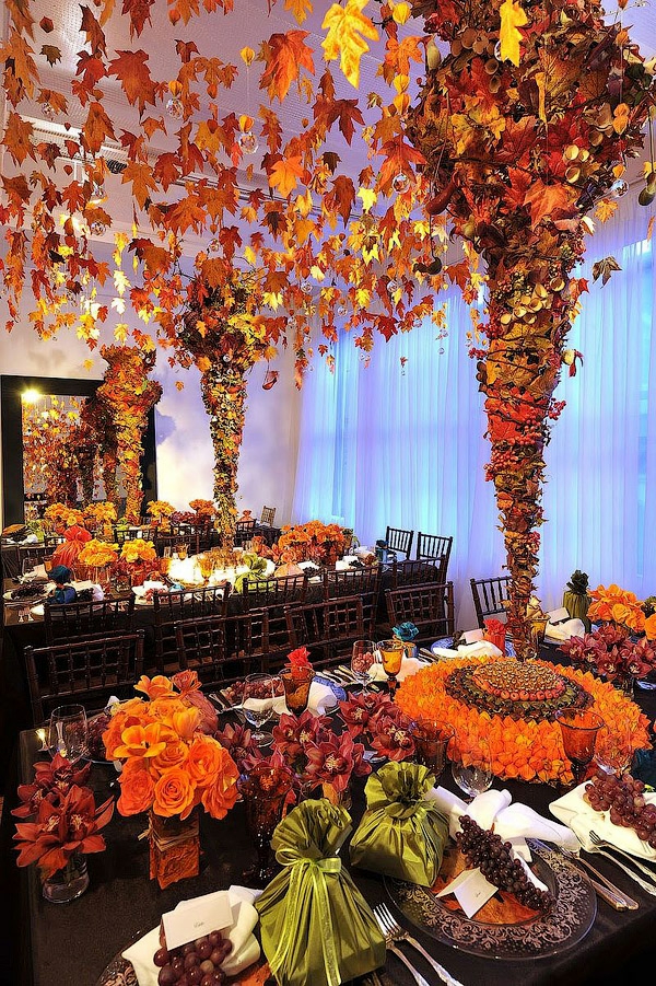 herbst dekoration üppige tischdeko mit blättern und orangen rosen