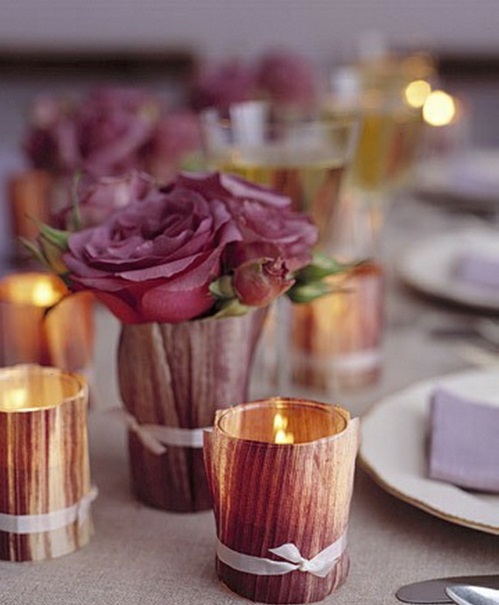 kerzen dekoration violette rosen und windlichter